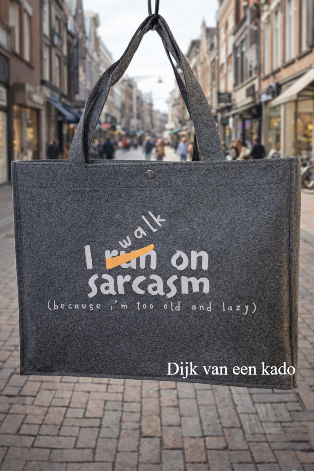 Vilten tas met bedrukking: I Walk on sarcasm