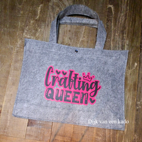 Vilten tas met tekst Crafting Queen in roze Vinyl druk