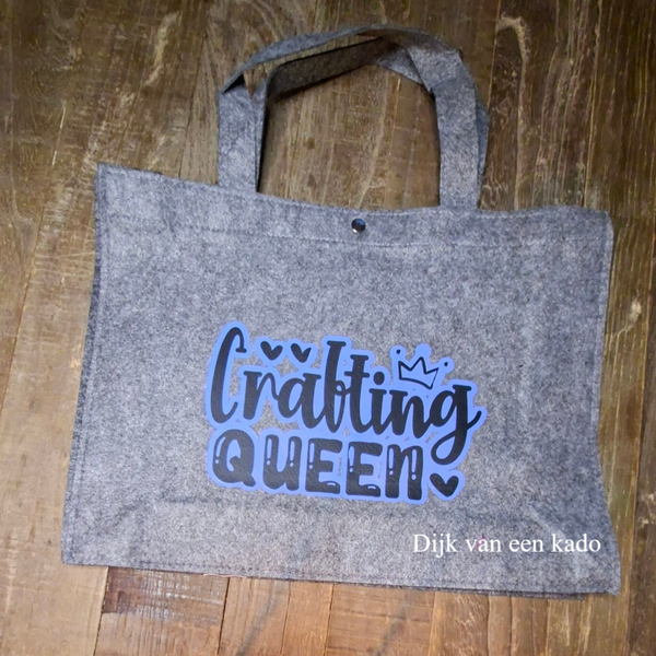 Vilten tas met tekst: Crafting Queen in blauwe vinyl druk