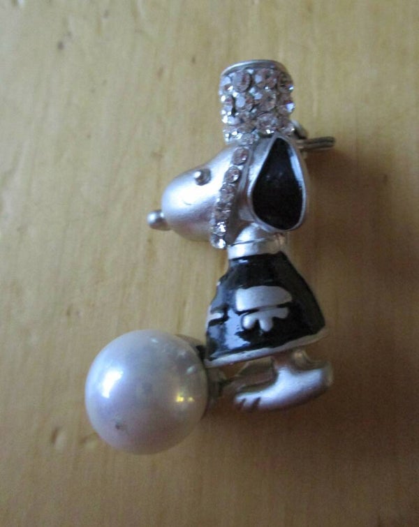 Zilverkleurige Snoopy met kunstparel en strass 10014