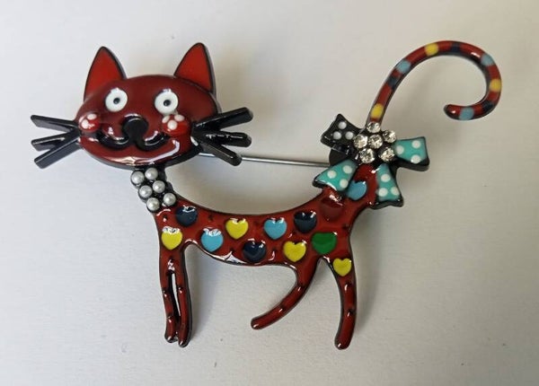 Broche rode poes met gekleurde hartjes 10030