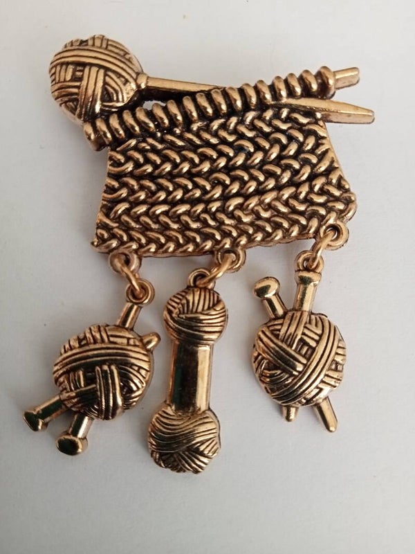 Bronzen breiwerkbroche met benodigdheden 10053