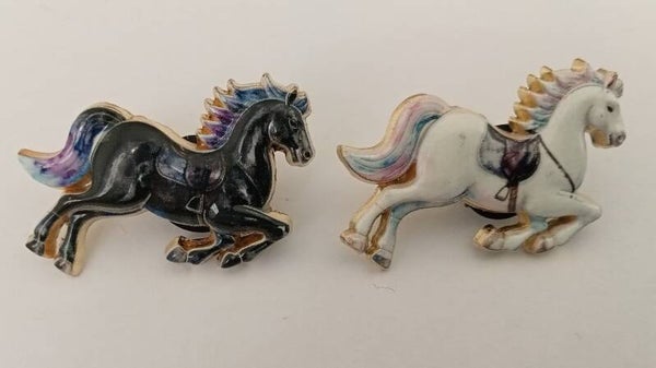 Kleine paarden broches in wit en zwart 10055