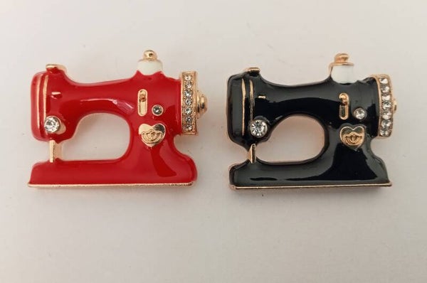 Naaimachine broche in zwart of rood 10056
