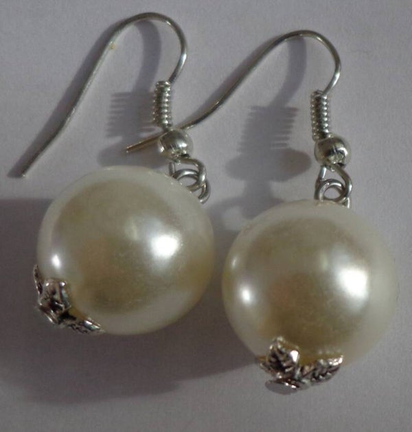 Klassieke grijze of witte pareloorbellen 20026