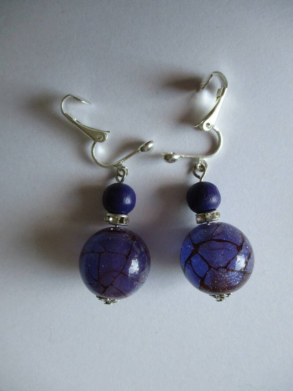 Verzilverde clips met paarse bollen en stras 20145