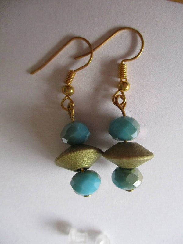 Oorhaakjes met turquoise en goudkleurige kralen 20159