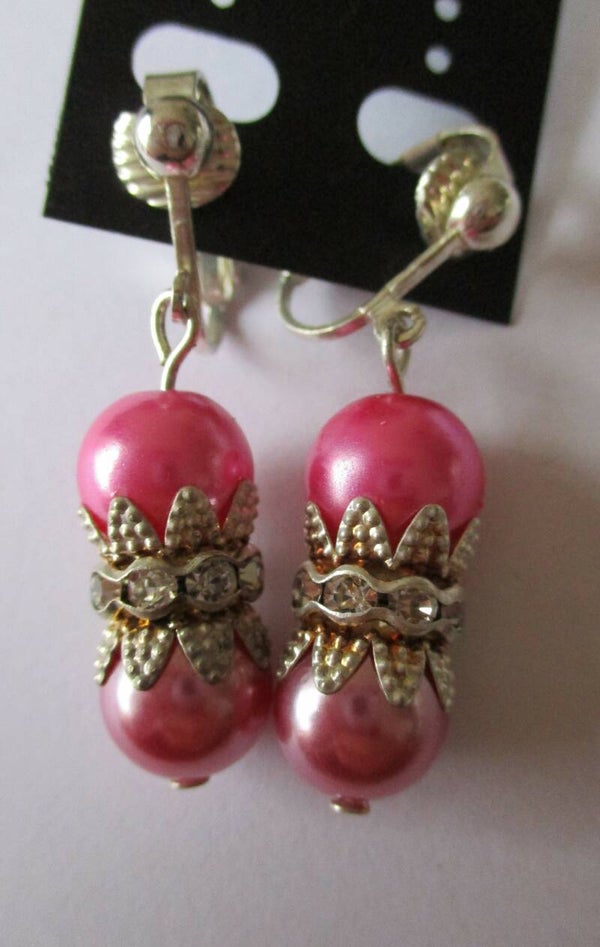 Oorclips met hanger van roze kralen met stras 20198