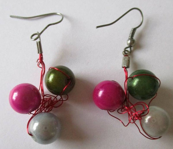 Krinkel oorbellen met gekleurde miracle beads 20219