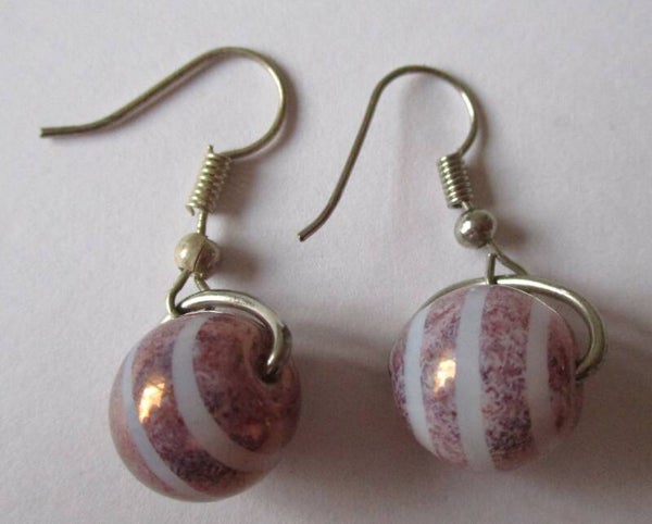 Oorbellen met goudkleurig gestreepte kraal 20225