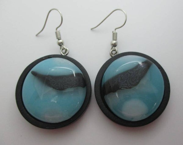 Zwarte houten oorbellen met blauw glas 55014h