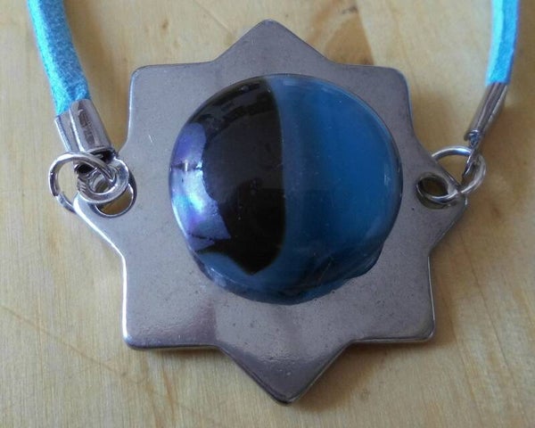 Blauw met zwarte hanger op stervormig plaatje 55371