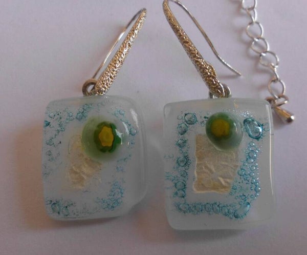 Blauw witte oorbellen met bubbels en millefiori 55390x
