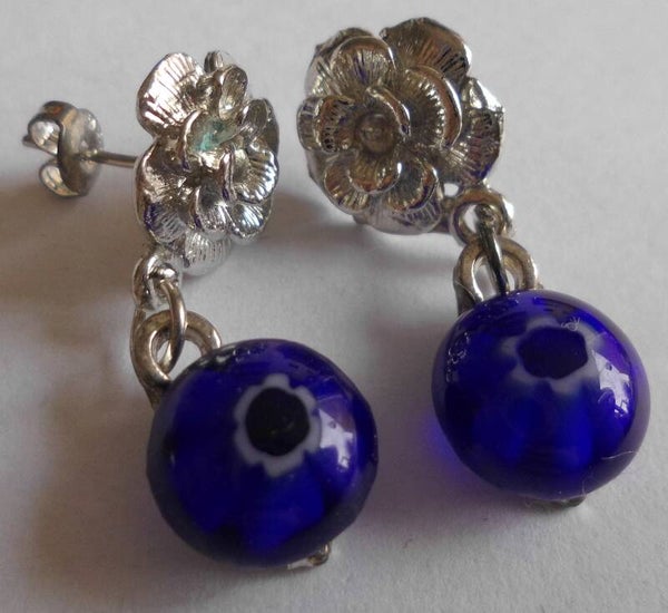 Verzilverde oorsteker met blauwe hanger met wit bloemetje 55406h