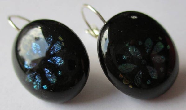 Ovale zwarte oorbellen met blauwe dichroic bloem 55480h