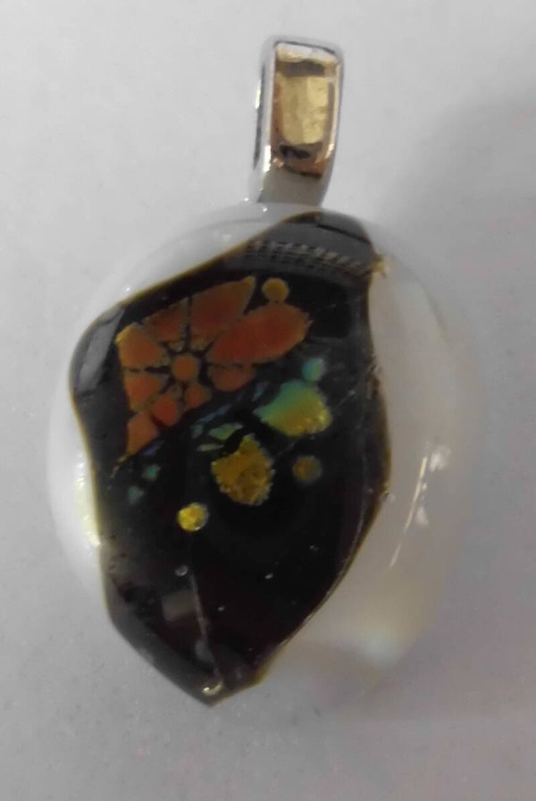 Kleine ovale wit met zwarte hanger 55526a