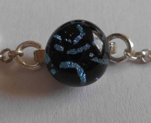 Verzilverde armband met blauw dichroic hanger 55531