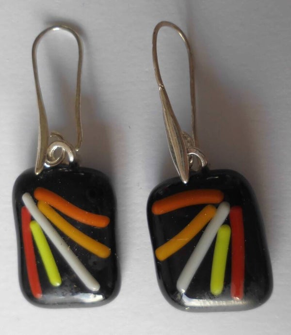 Vierkante zwarte oorbellen met strepen 55556x