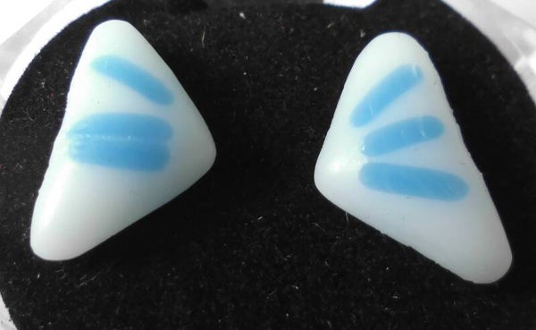 Witte driehoekige oorknopjes met blauwe strepen 55621h