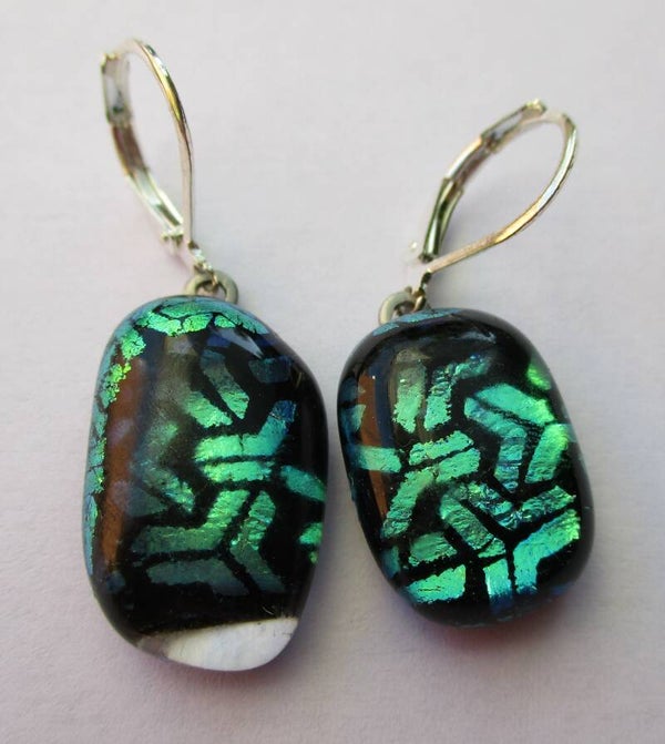 Ovale zwarte met blauwgroen dichroïc motief 55624x