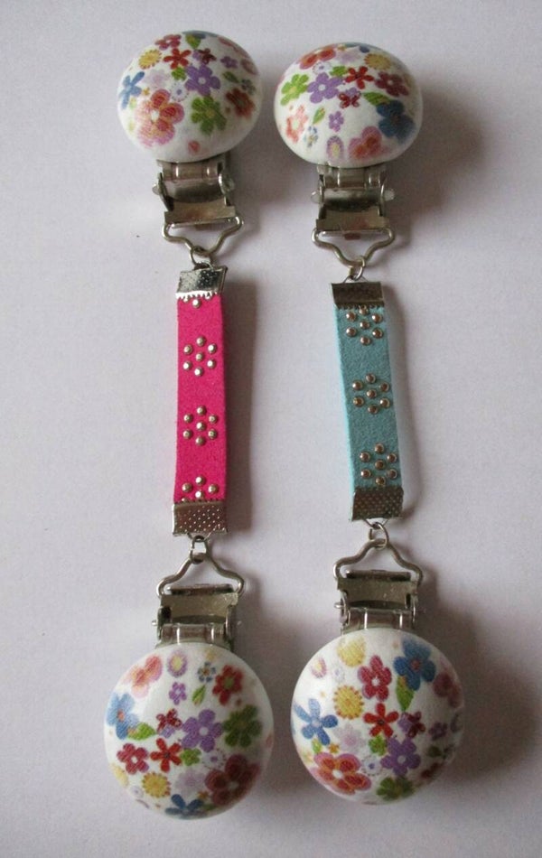 Fleurige vestklem met roze of blauw band 66024