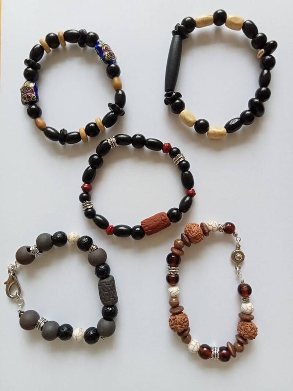 Heren armbanden met kralen div. soorten 70120