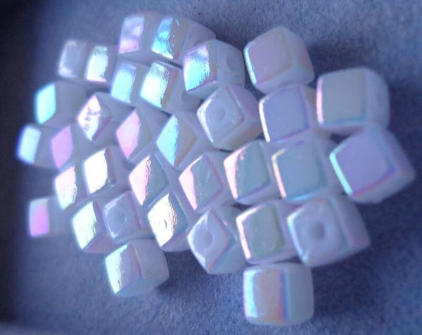 Kunststof parelmoer blokjes 4 mm kr90169 O