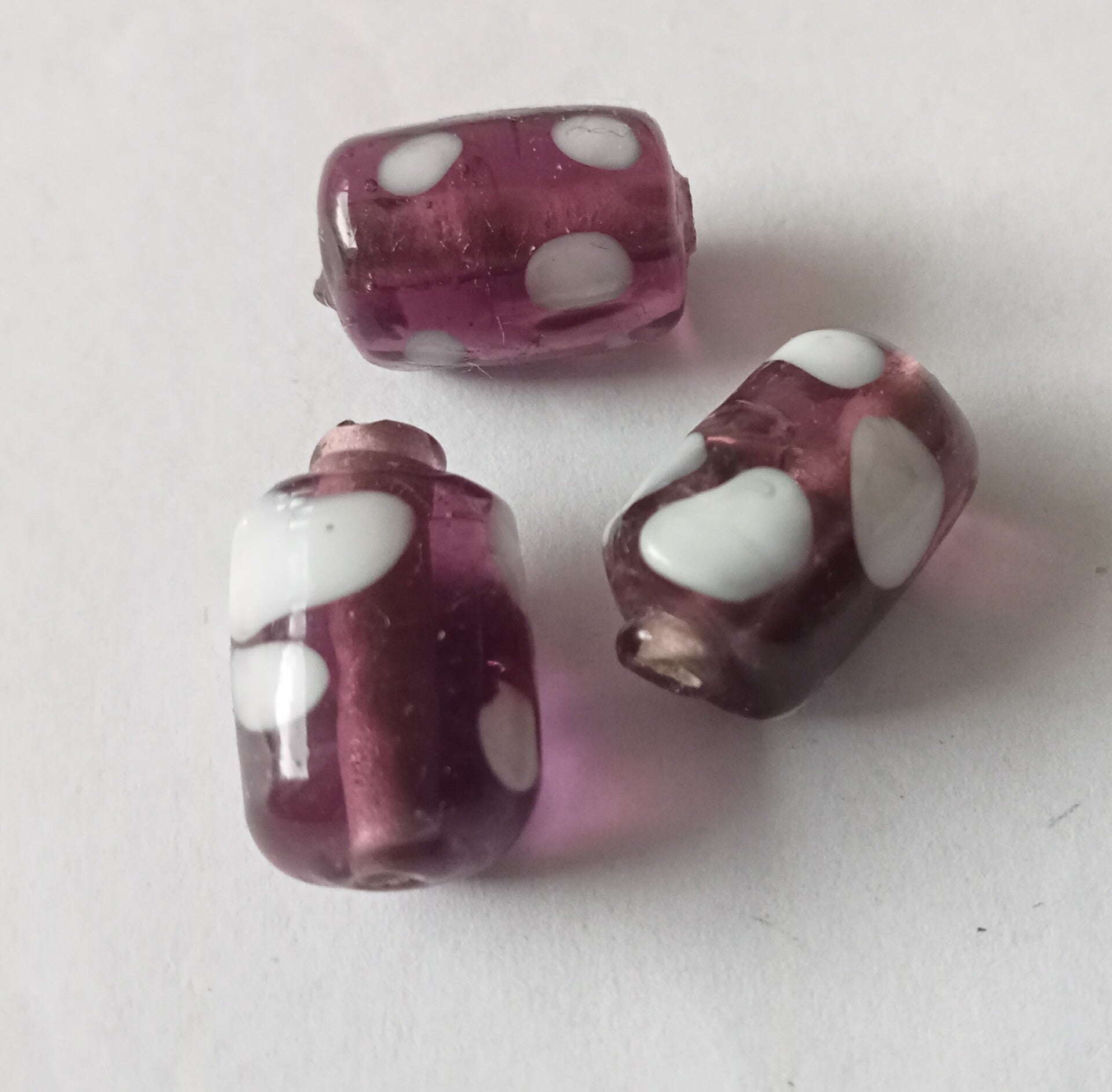 Glaskralen tonnetje paars met witte stippen 15x10 mm 90030 Ha