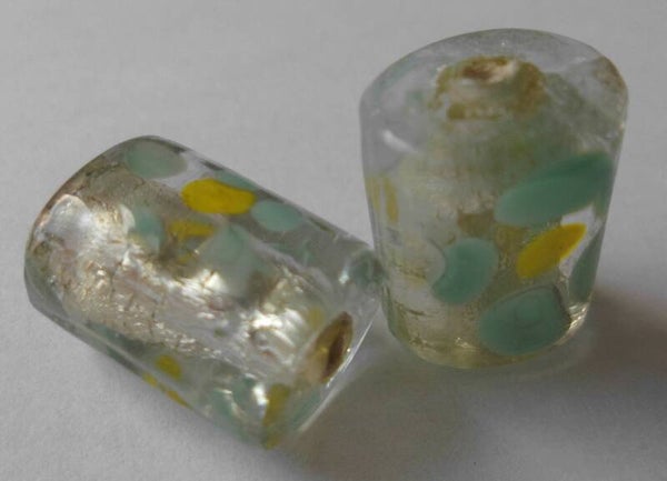 Glazen tonnetje met mintgroen geel bloemetje 15 x 10 mm kr90156 2-2a