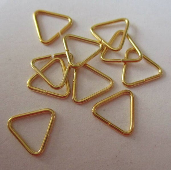 Buigringetjes driehoekig goudkleurig (oogjes) 8 mm on90424