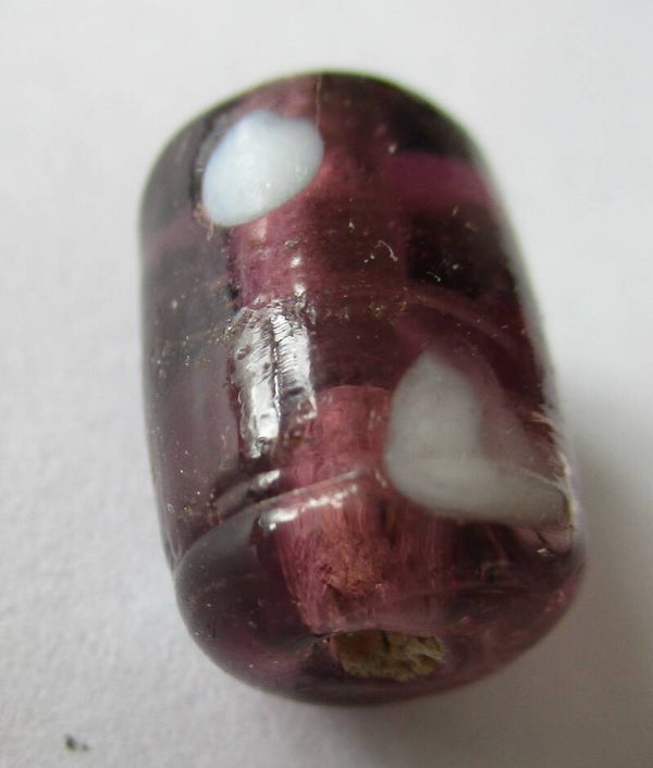 Aubergine gestippeld buis glaskraal kr90838