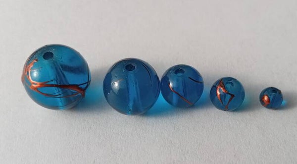 Blauwe glaskralen rond met goud streep in 5 maten 90917 1-2a