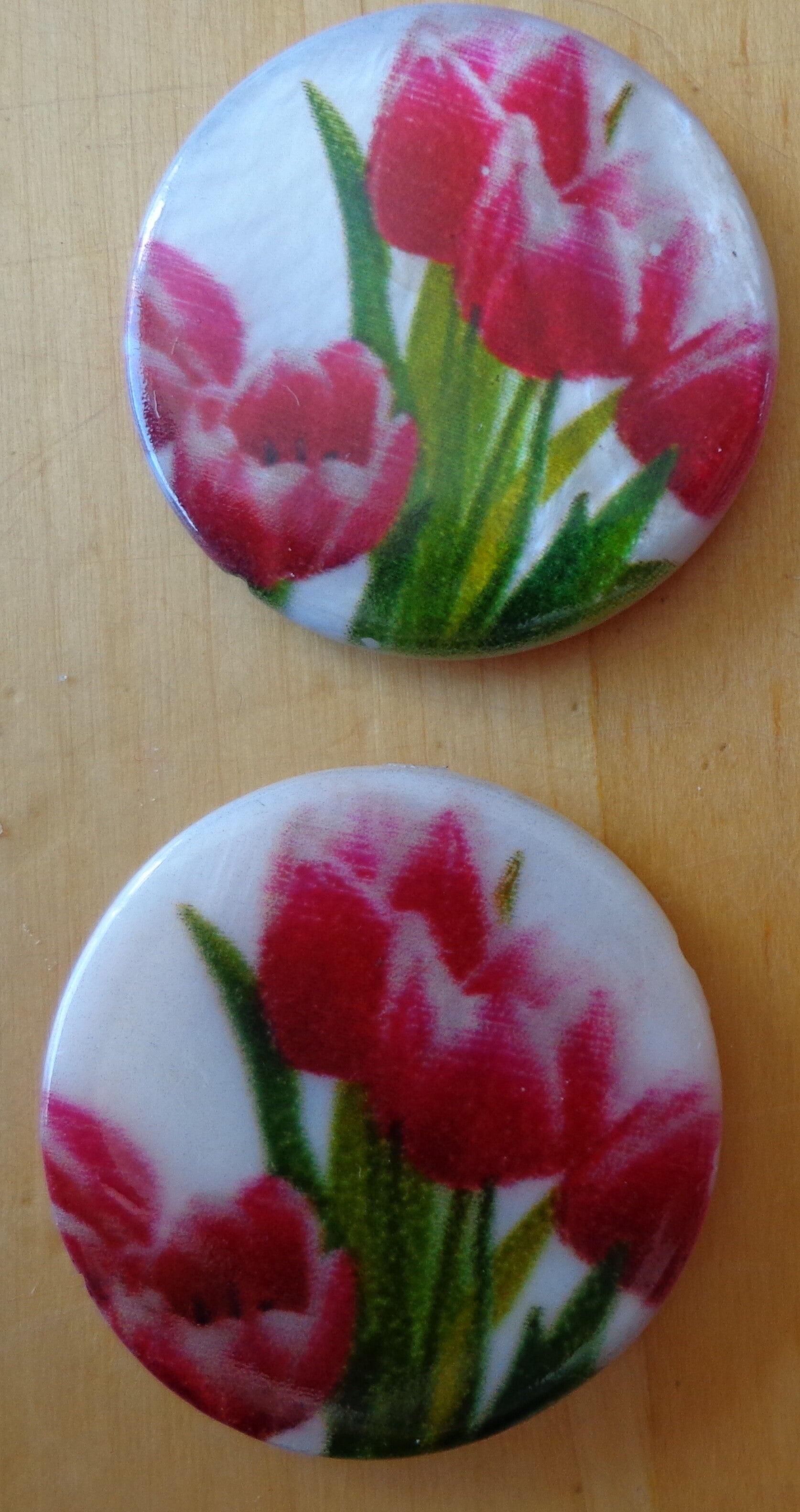 Parelmoer kralen met rode tulpen 25 x 3 mm kr90301 1-1a