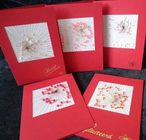 Rode wenskaart met kralenvuurwerk