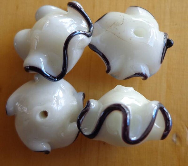 Glaskralen onregelmatig zwart wit versierd 14 x 10mm kr90449 O