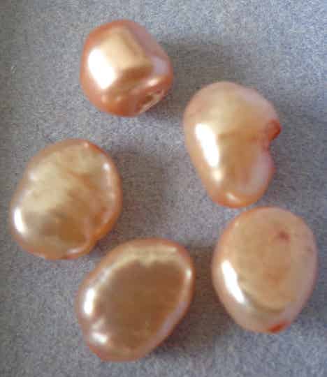 Zalmkleurige zoetwaterparels 7 - 8 mm kp90314 k3