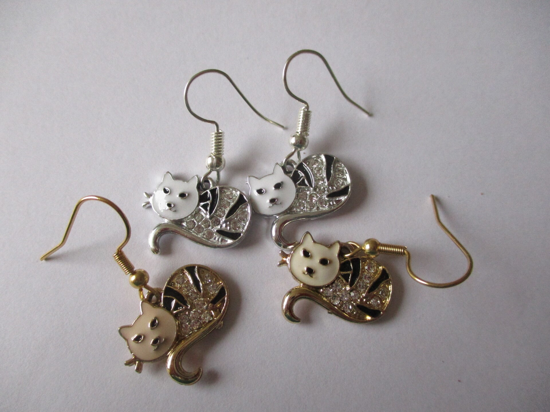 Oorbellen met zilver of goudkleurige poes met stras 20005