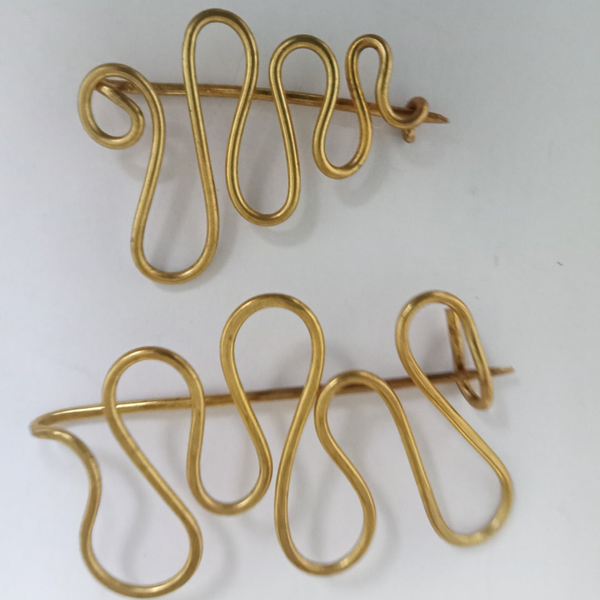 Messing krullen broche in 2 maten 10044