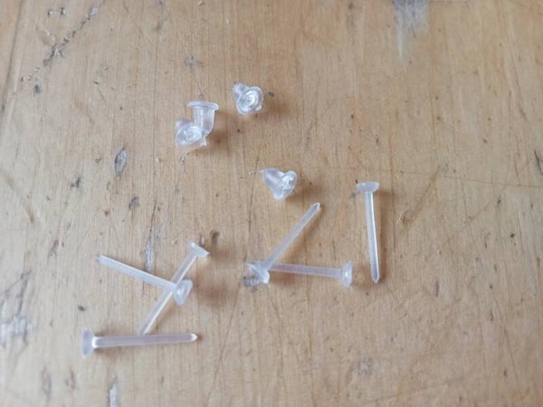 Plastic oorstekers met slotje 91003