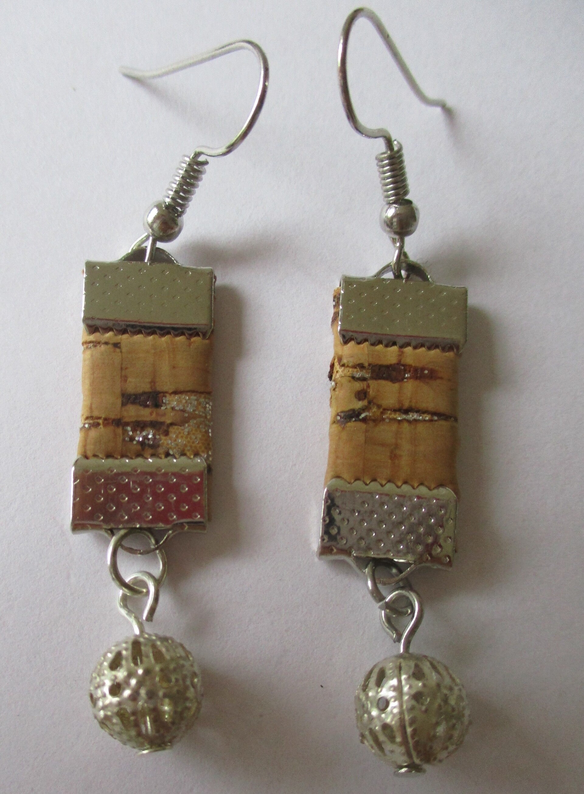 Oorbel met kurk en zilverkleurige kraal 20273