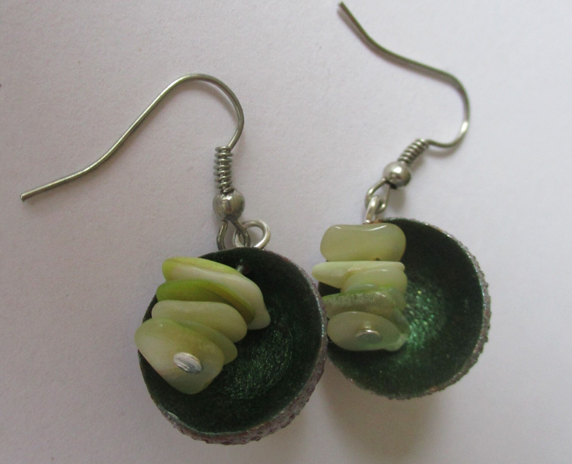 Oorbellen met eikelkapjes en groene schelpjes 20200