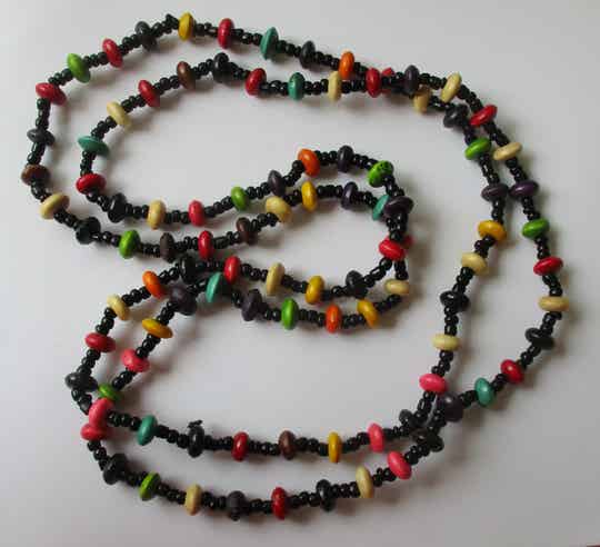Gekleurde houten kralen ketting 30016