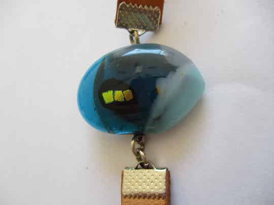 Leren armband met blauwe glashanger 55104r