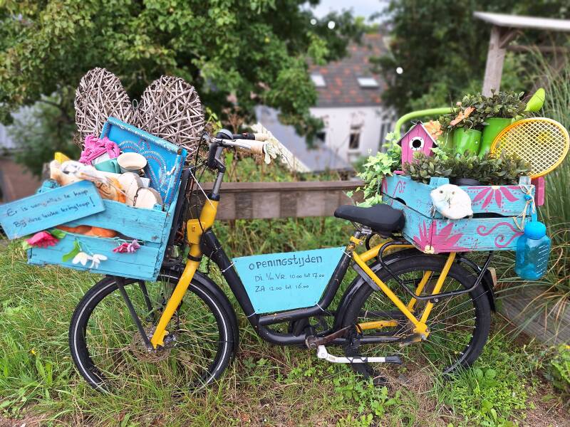 Stichting kringloop Zederik gedecoreerde fiets ingang