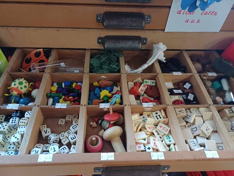 Een assortiment kleurrijk speelgoed en spellen Kringloopwinkel