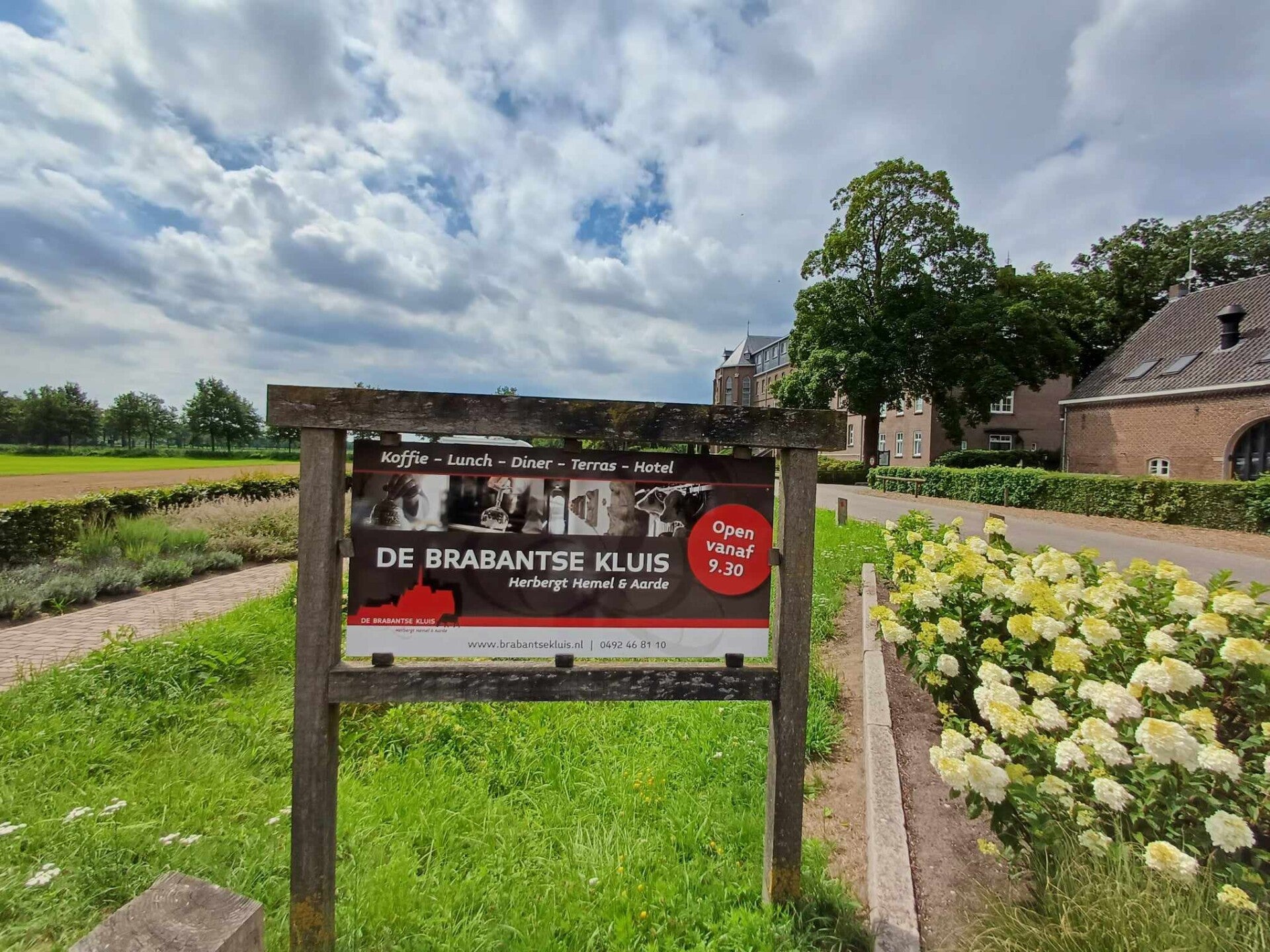 Tussen Hemel En Aarde Tussen hemel en aarde bij de Brabantse Kluis in Aarle-Rixtel