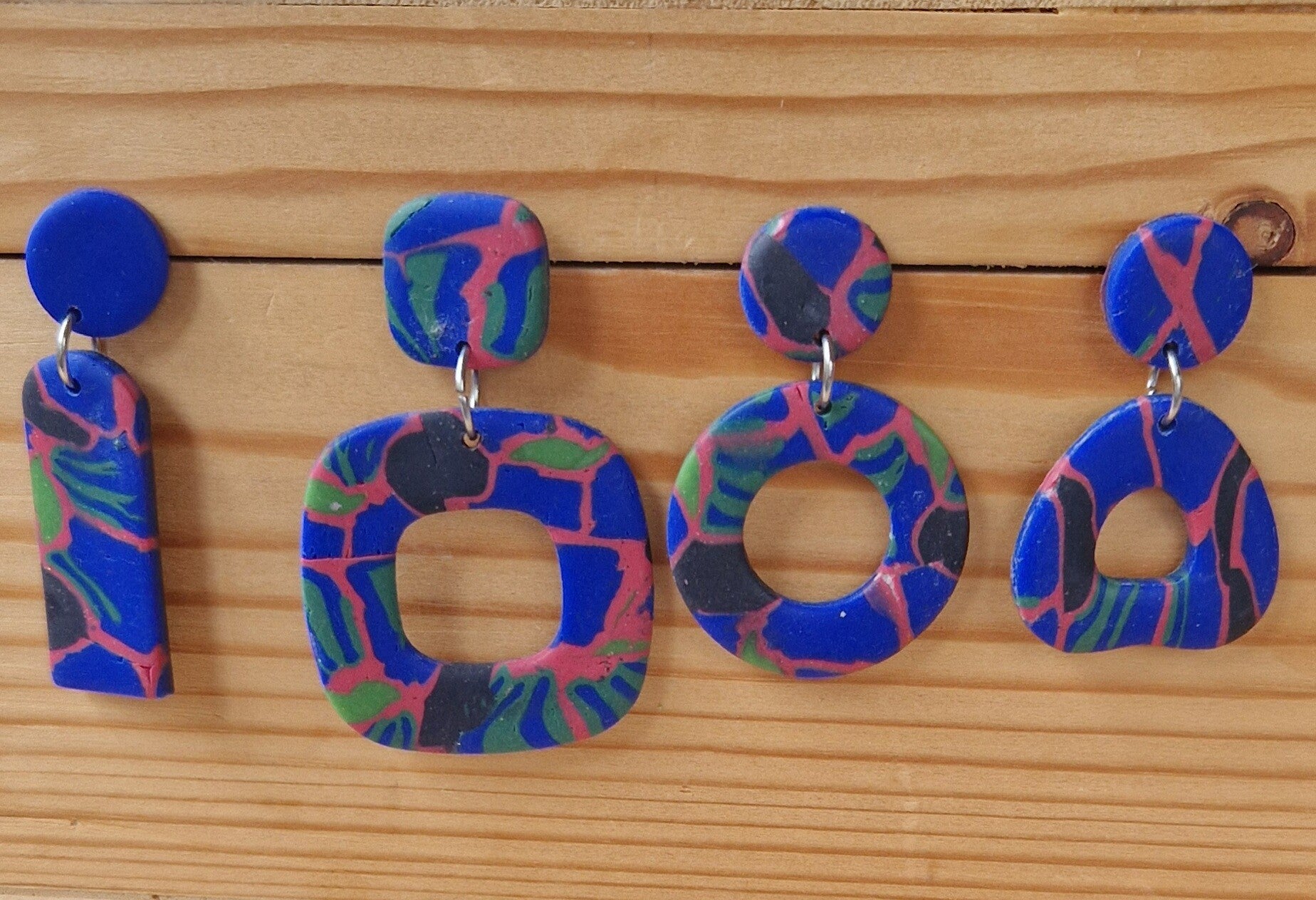 Oorhangers in kobaltblauw dessin.