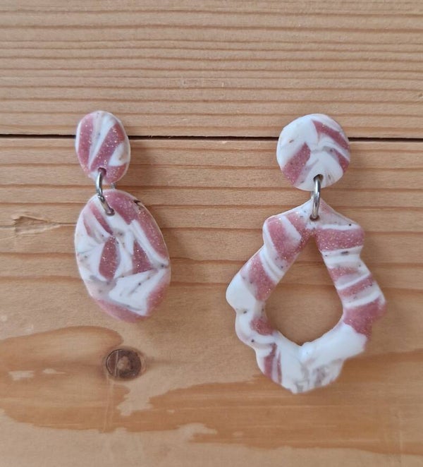 Oorhangers in wit , roze glitter dessin , 2 modellen