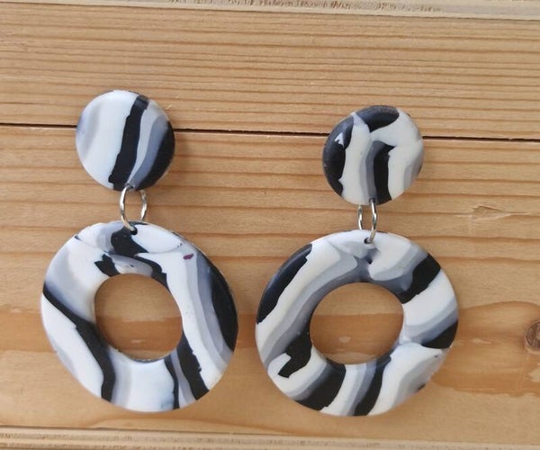 Prachtige oorbellen in zwart wit en grijs tint.