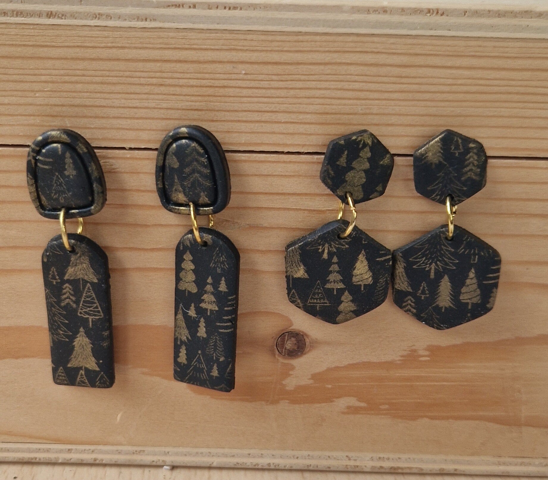 Oorbellen zwart  met kerst print.